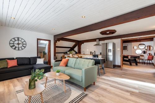 Cwm Frwd Oer Apartment | Madison House - Converted Church 5 Bed Pontypool