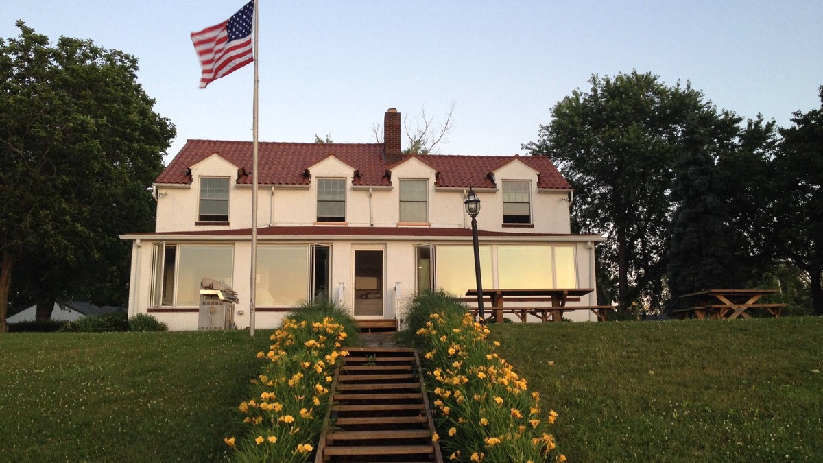 Cumings Beach Park House | Madison Lakehouse – Spectacular Sunsets, Triple Lot.