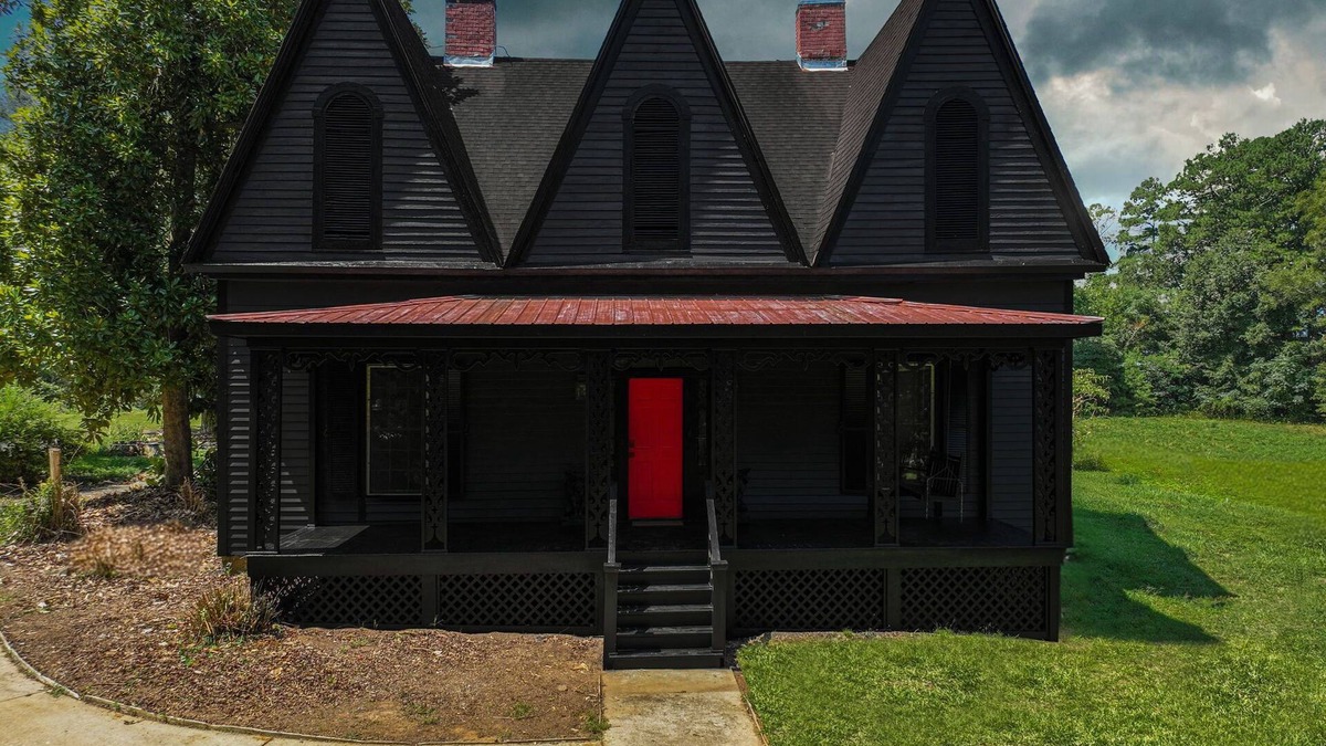 Danielsville House | Madison Manor. Stay if you dare!