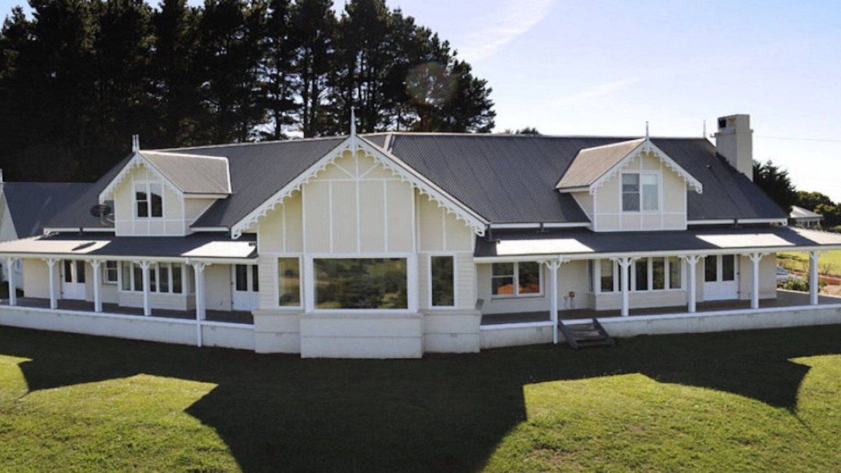 Robertson House | Madison Park, a large Country Retreat