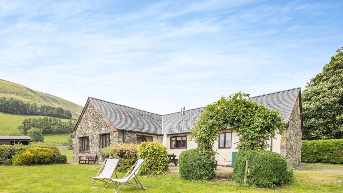 Tywyn House | Maes Mihangel - Four Bedroom House, Sleeps 10