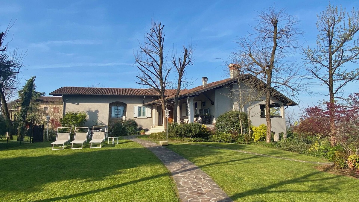 Castenedolo Villa | MAESTOSA VILLA A POCHI KM FROM GARDA LAKE WITH LARGE GARDEN AND 2 PORTICATES