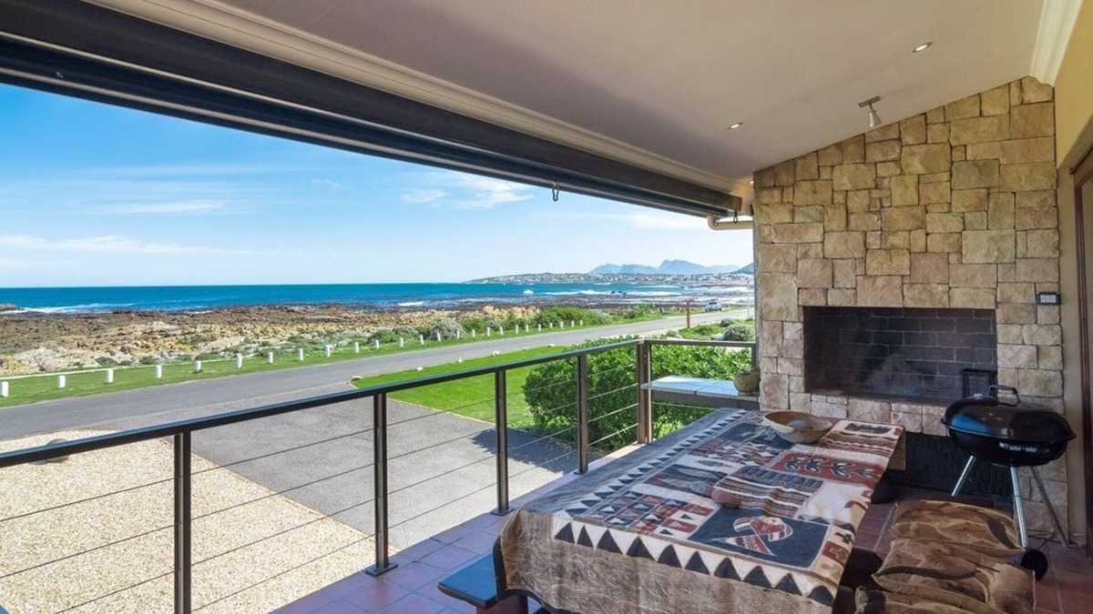 Sandbaai House | Mafari Beach House - Spectacular sunsets to rejuvenate your soul. n