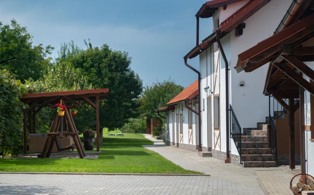 Cartisoara House | Magda Garden