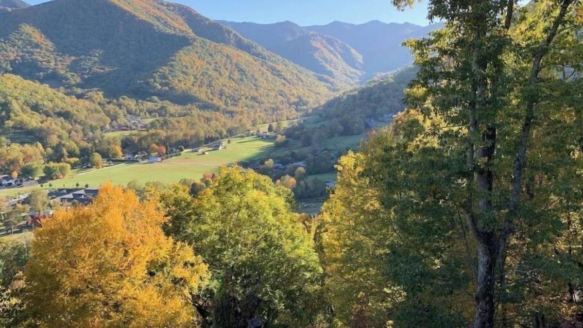 Valley Creek Run Cabin | MAGGIE FAVORITE 3/3 FAMILY LOG CABIN with GREAT VIEWS, LARGE GAME ROOM & HOT TUB