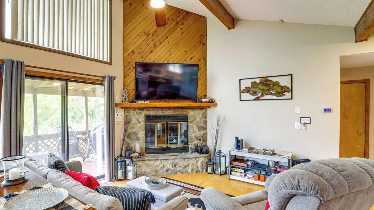 Valley Creek Run House | Maggie Valley Mountain Escape w/Fireplace & Deck!