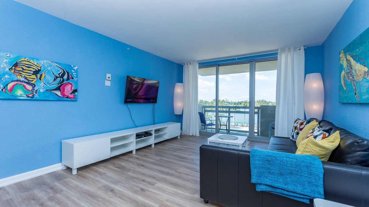 West Avenue Condo | Magical Bay & Skyline Views at Flamingo South Beach