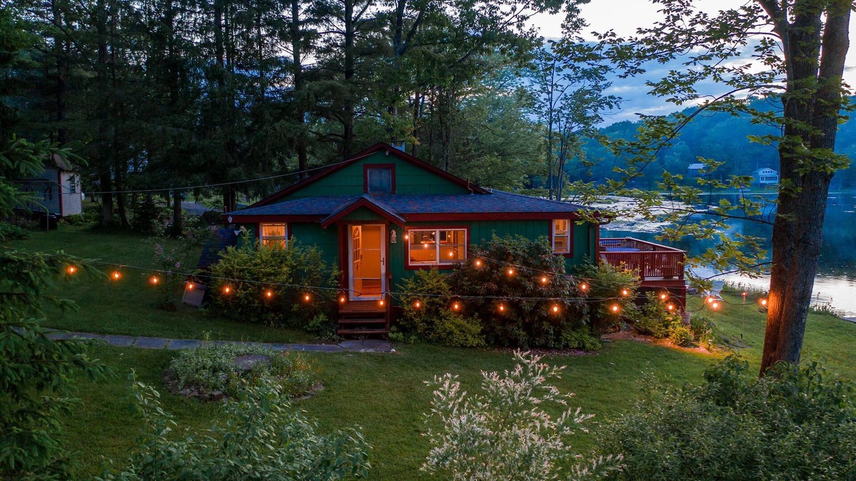 Oxford Cottage | Magical lakeside retreat with hot tub + dog friendly!