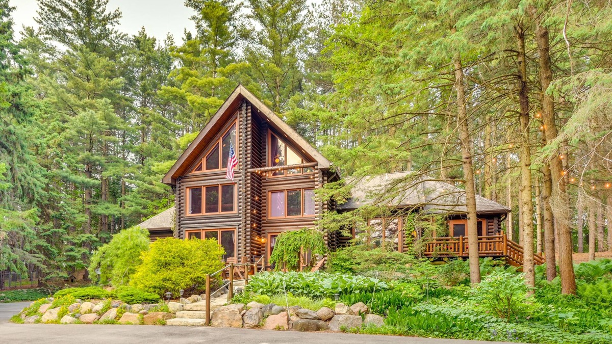 Drayton Plains Cottage | Magical Metamora Cottage w/Fire Pit, Pond, Deck!