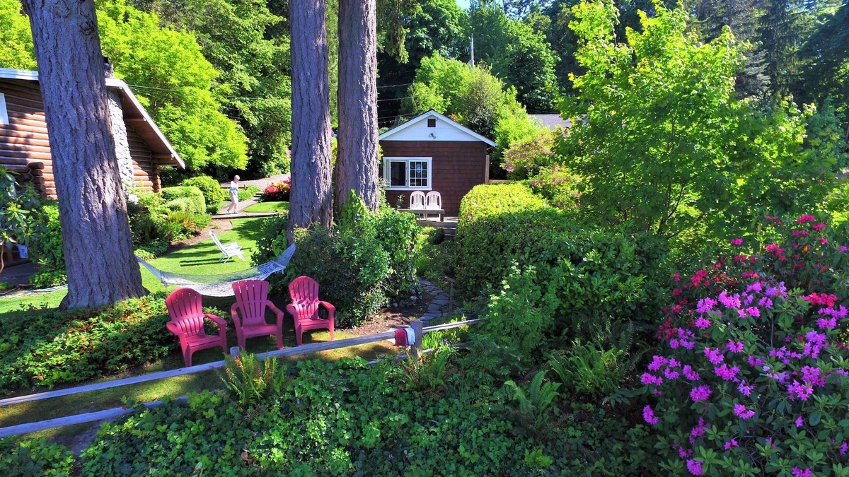 Lacey Cottage | Magical Puget Sound Beachfront Cottage -Panoramic View +Kayaks, Hiking, Birds!