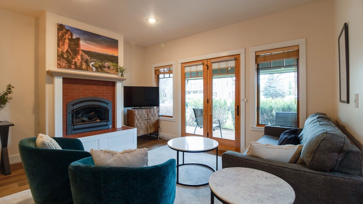 Sisters Condo | Magical Sisters Retreat 1st Floor 2 Bedroom Condo in Pine Meadow Village