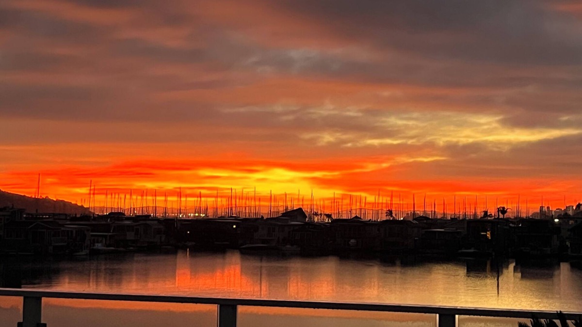 Marin City Boat Rental | Magical, Spacious 3 Bedroom Houseboat in Sausalito