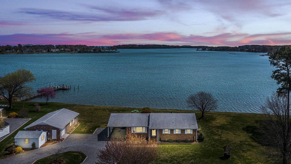Edwardsville House | Magical Sunsets and Breathtaking Views in Heathsville/Wicomico River- Sleeps 10