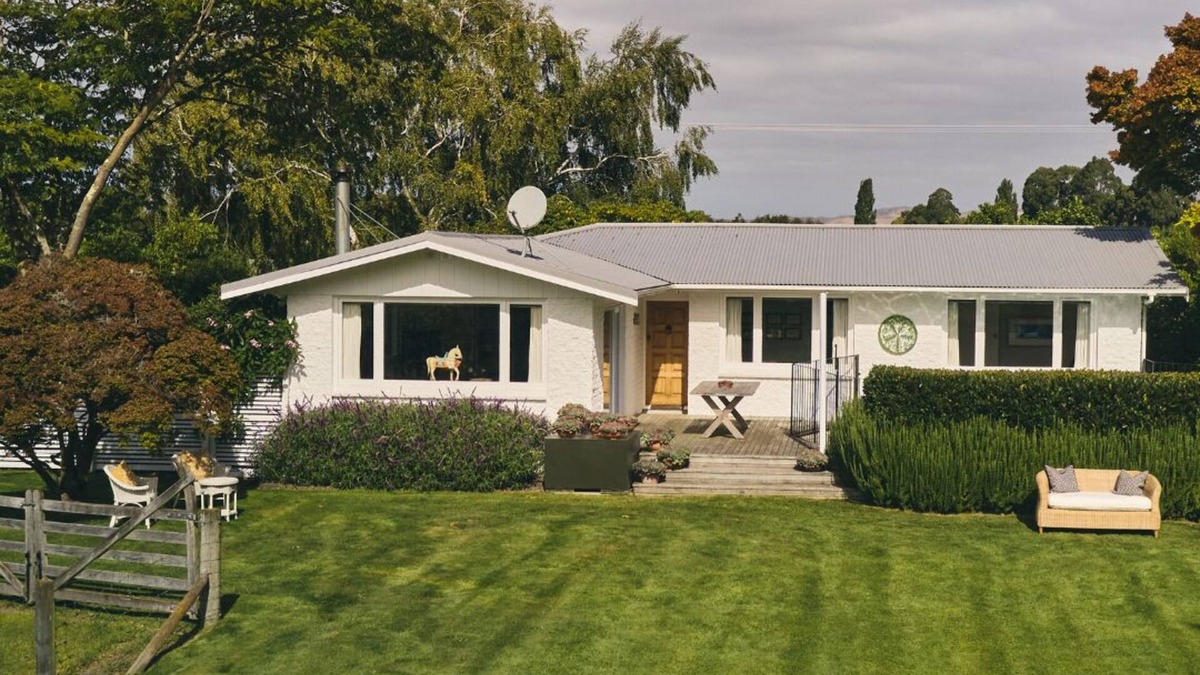 Grovetown House | Magical Vineyard Cottage | Pool | Stunning Views | Sleeps 6 | Near Blenheim
