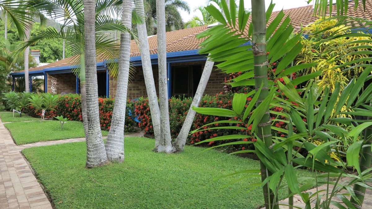Arcadia Apartment | Magnetic Shores Unit 2 - Charming and cosy island getaway across the reserve to Alma Bay beachfront