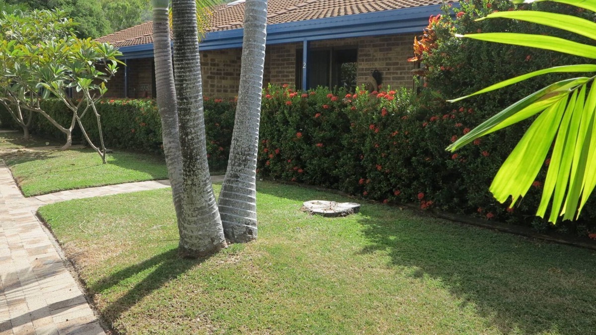 Arcadia Apartment | Magnetic Shores Unit 3 - Delightful tropical getaway across the road to beautiful Alma Bay