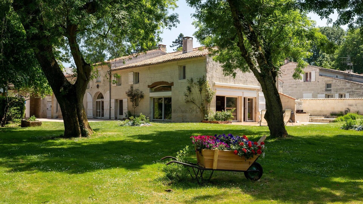 Saint-Georges-des-Coteaux House | Magnificent family estate in the heart of Saintonge sleeps up to 23