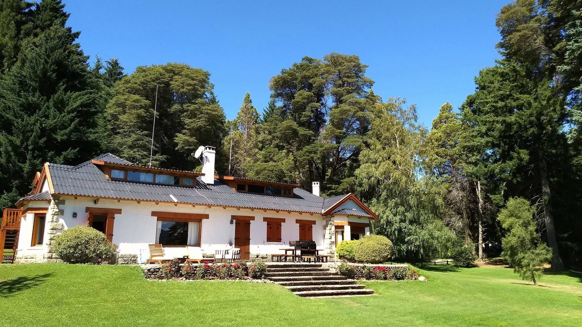 Villa Arelauquen Cabin | Magnificent Lakefront Property Set In An Acre Of Private Parkland