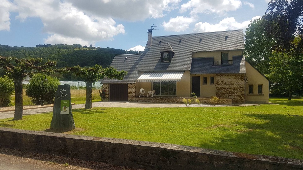 Allassac House | Magnificent gite les Periéres: comfortable gite with jacuzzi, air conditioning, .