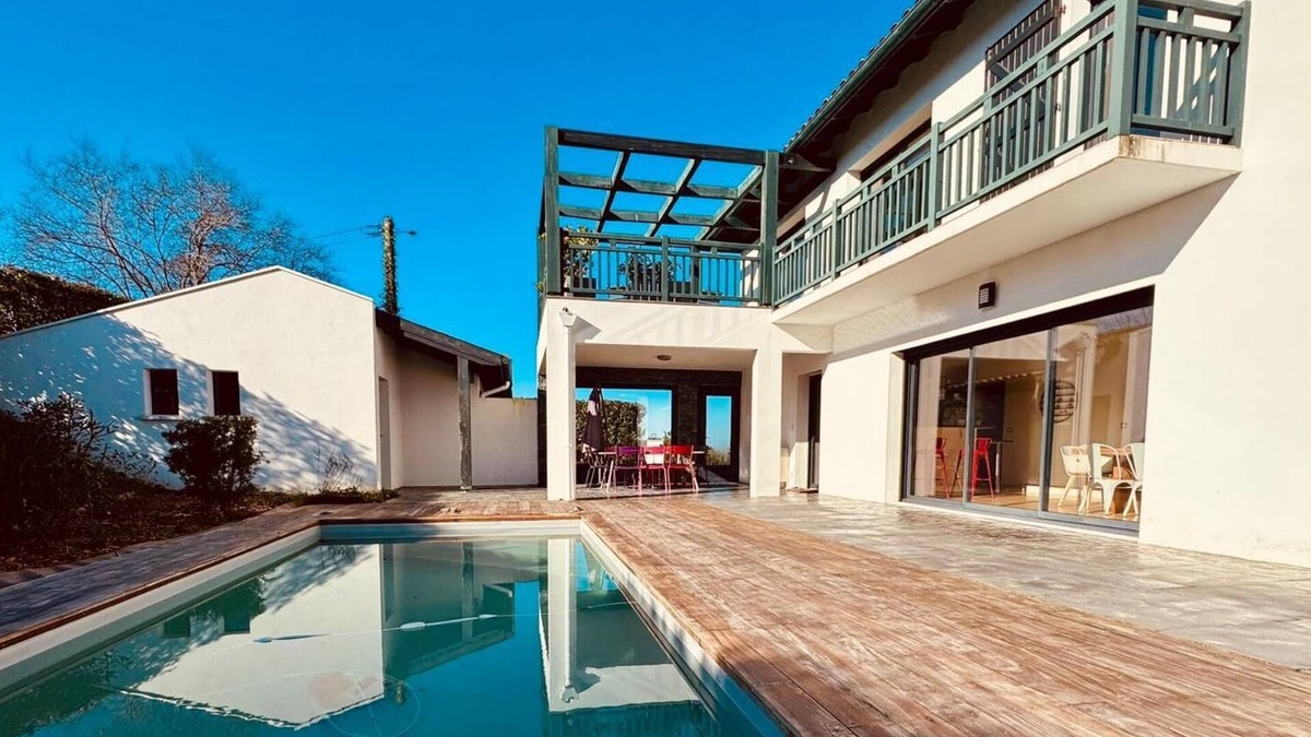 Saint-Pee-sur-Nivelle Villa | Magnificent 4-bedroom architect-designed family villa with swimming pool, in a quiet location