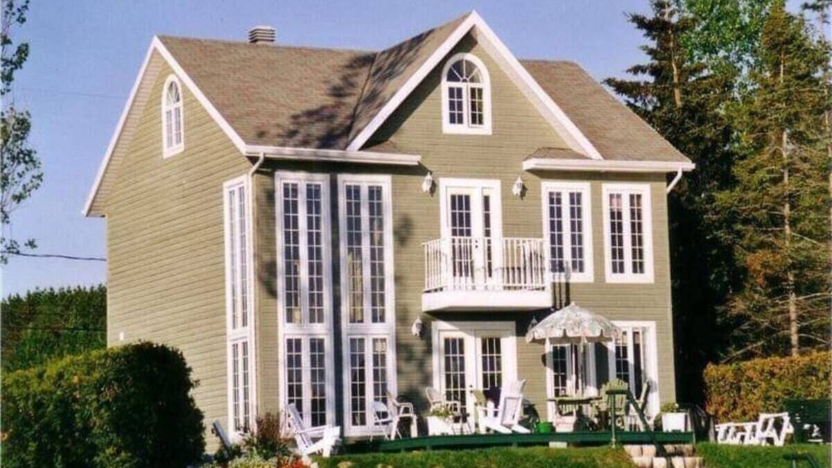 Saint Aime Des Lacs Ski Chalet | Magnificent cottage on the shores of Lake Nairne in Charlevoix
