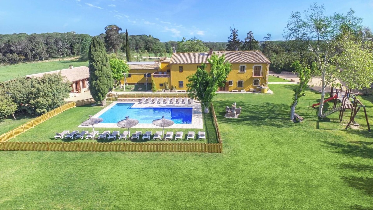 Sils Villa | Magnificent 15 bedroom villa Spain|XXL Pool, BBQ, Gamesroom|Beaches & Barcelona