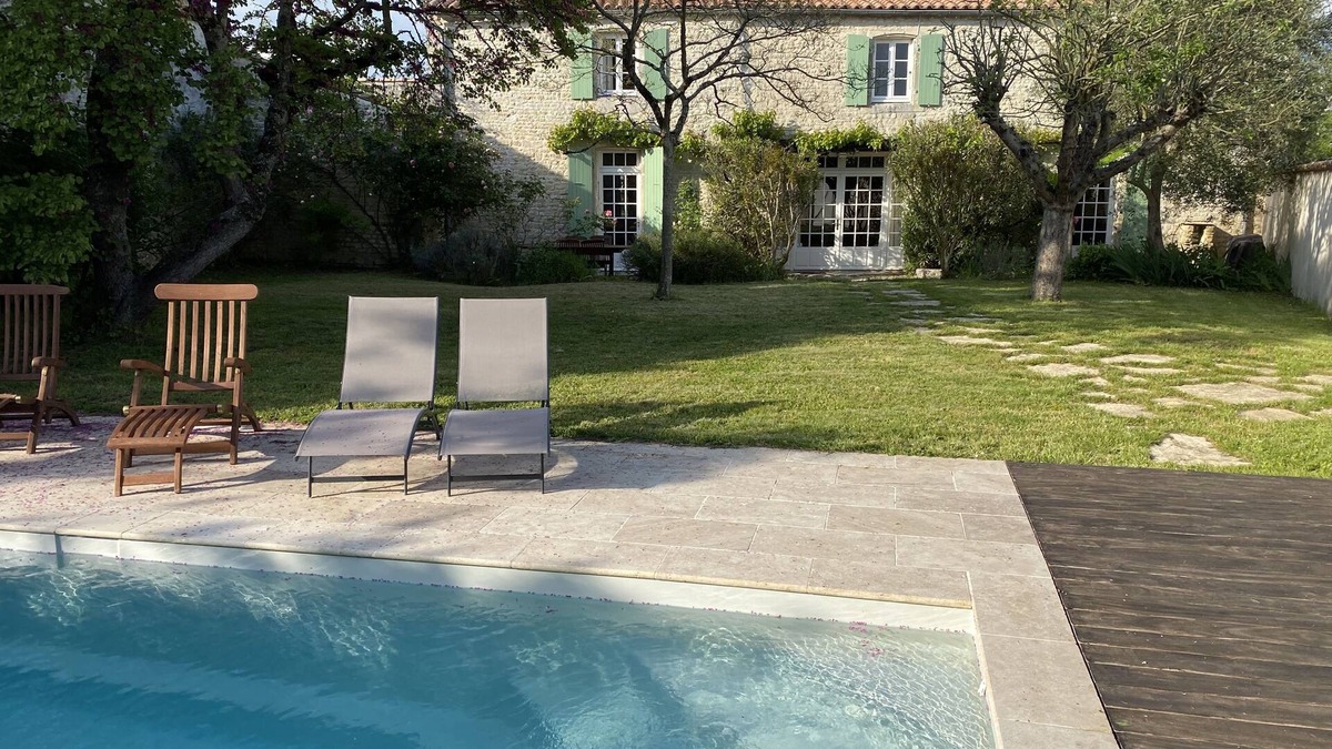 Thaire House | Magnificent 16th century farmhouse with swimming pool close beach Chatelaillon