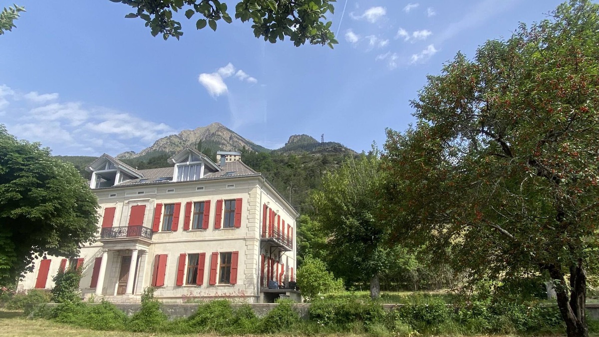 Jausiers Apartment | Magnificent 5* apartment in Mexican Villa