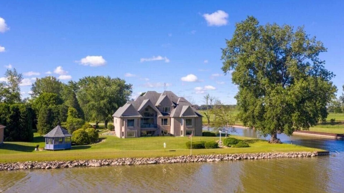 Lighthouse Cove Villa | Magnificent 7 Bedroom 6 bath Villa on the lake