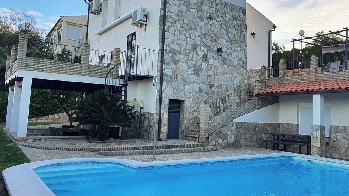 Guillena Ski Chalet | Magnificent Casa Lago with the nickname "the castle". Private heated pool.