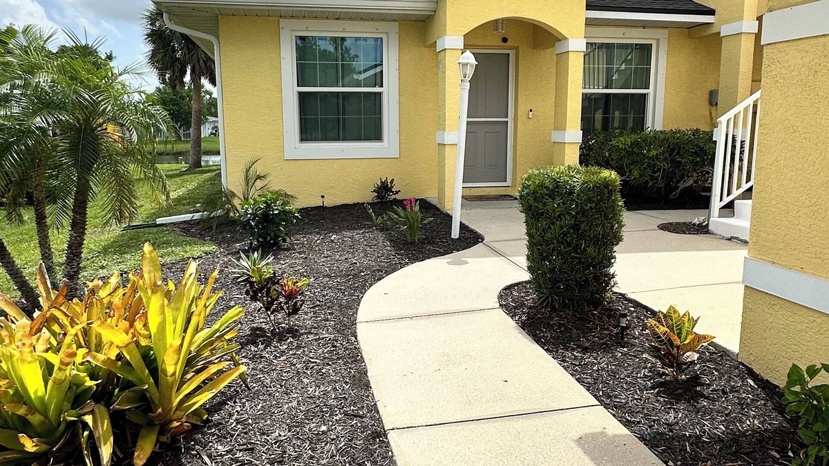 Oakland Hills Condo | Magnificent Condo overlooking the Canal, near the golf courses.