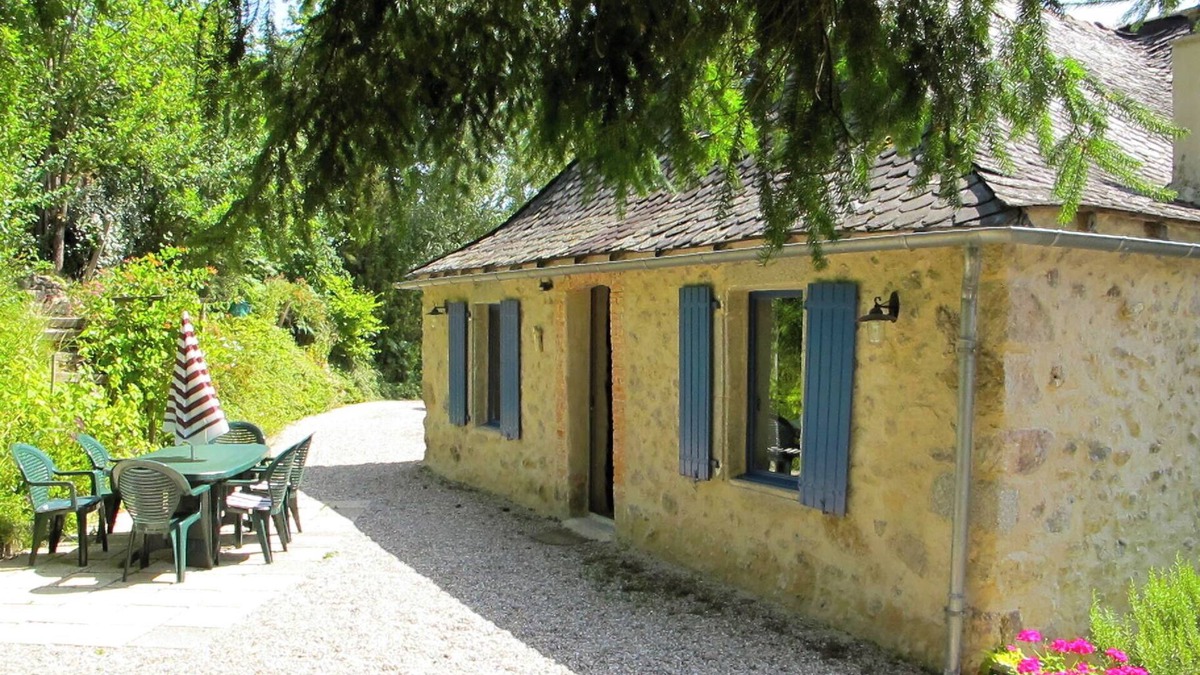 La Fouillade House | Magnificent country house near Najac. With large lush garden planted with trees