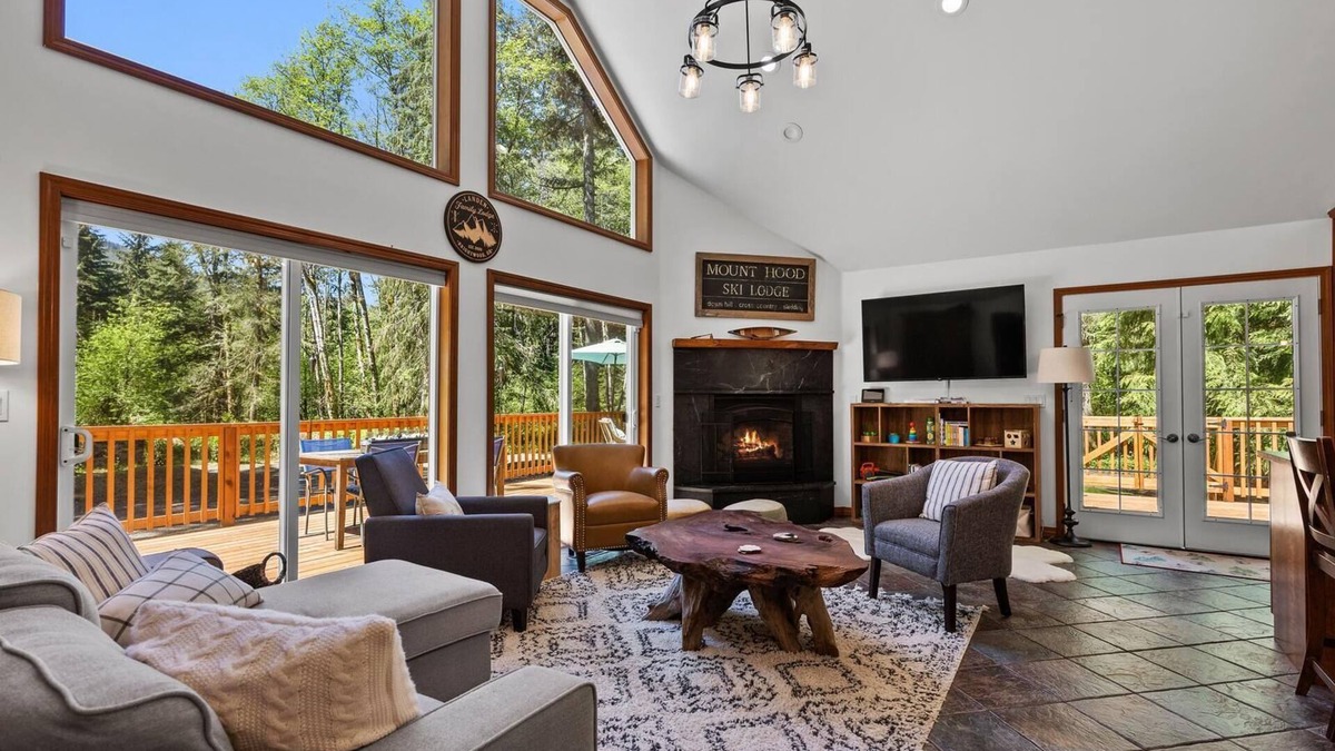 Brightwood House | Magnificent Custom-Built Lodge Surrounded By Forest of Douglas Firs, Cedar Trees