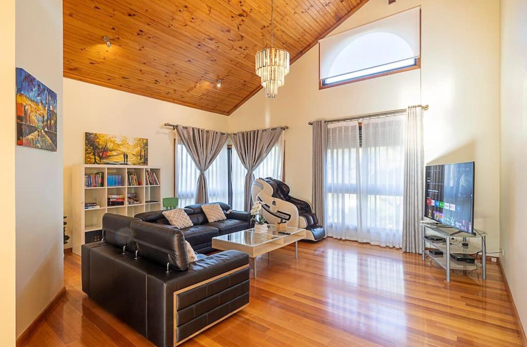 Eltham Villa | Magnificent Eltham House with stunning view