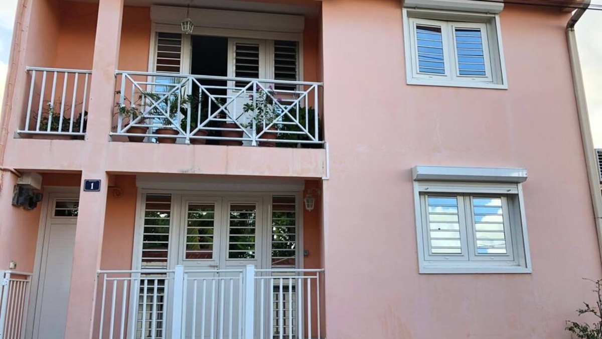 Le Robert Cottage | Magnificent F3 Air-conditioned and Fully Equipped on the Robert Waterfront