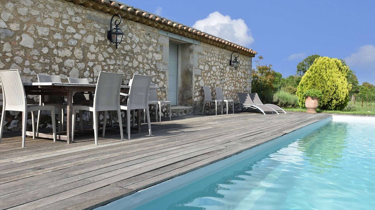 Viols-en-Laval Villa | Magnificent farmhouse with private pool and garden