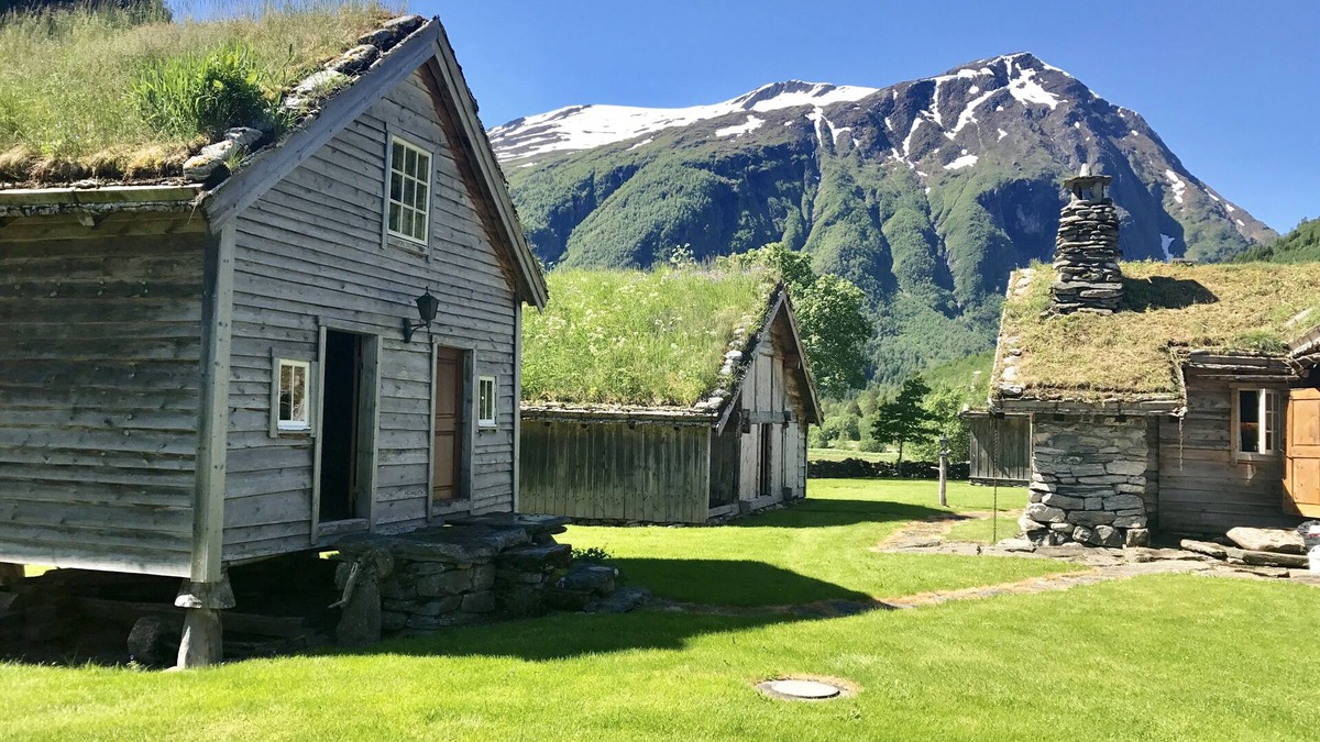 Møre og Romsdal Ski Chalet | Magnificent farm from the 18th century with the possibility of salmon fishing
