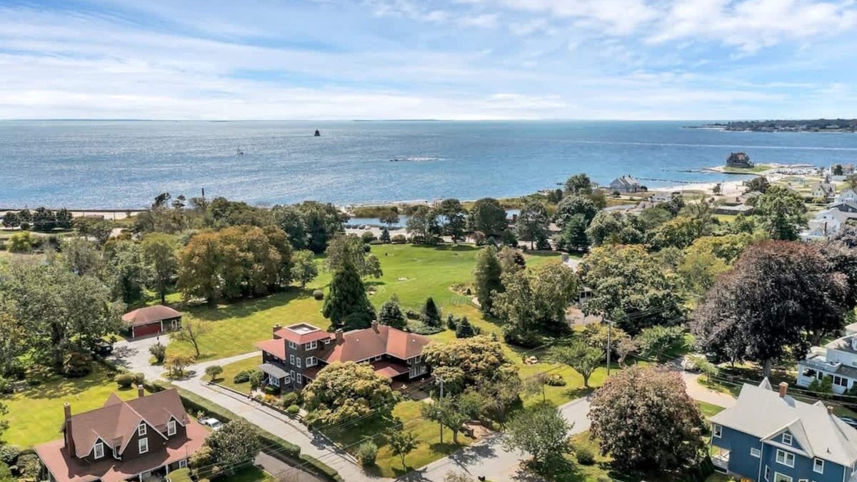 Groton House | Magnificent Ferncrest - Towering Home on the Coast