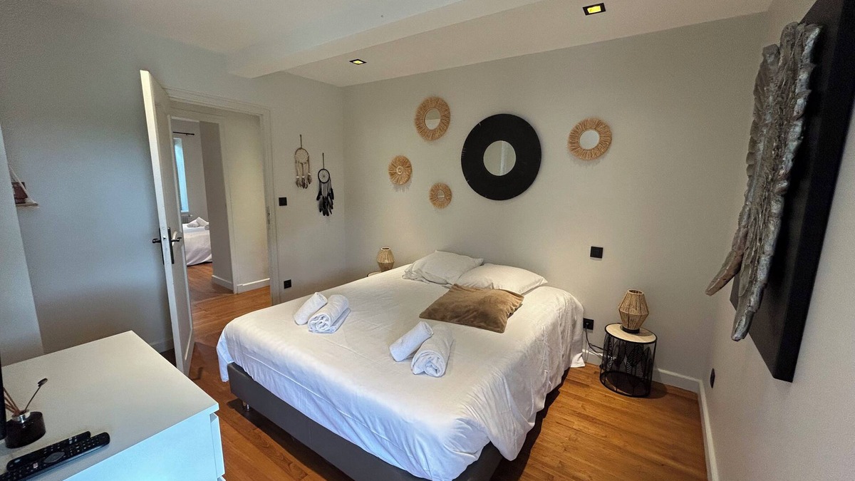 Saint-Savin Bed & Breakfast | Magnificent guest room in an exceptional property.!