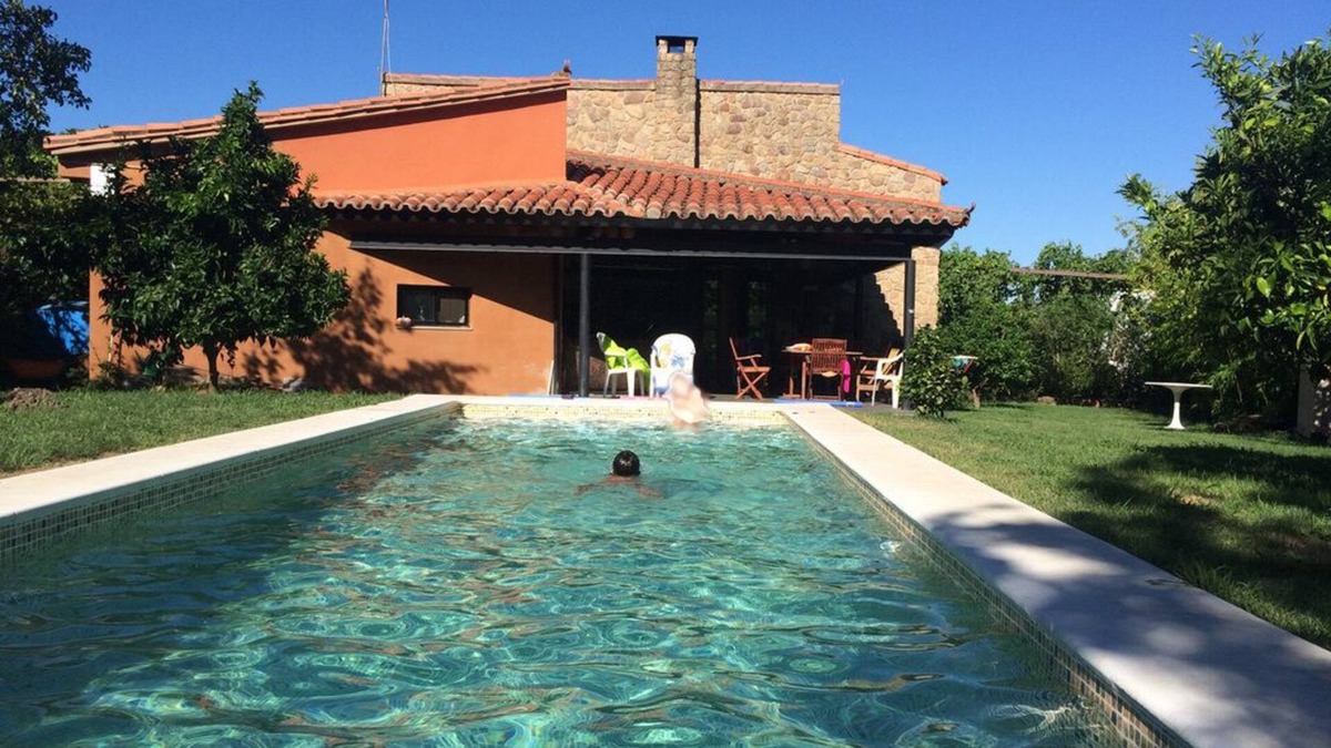 Hoyos Cottage | Magnificent house for 5 people with orchard and swimming pool, live rural Spain, wifi