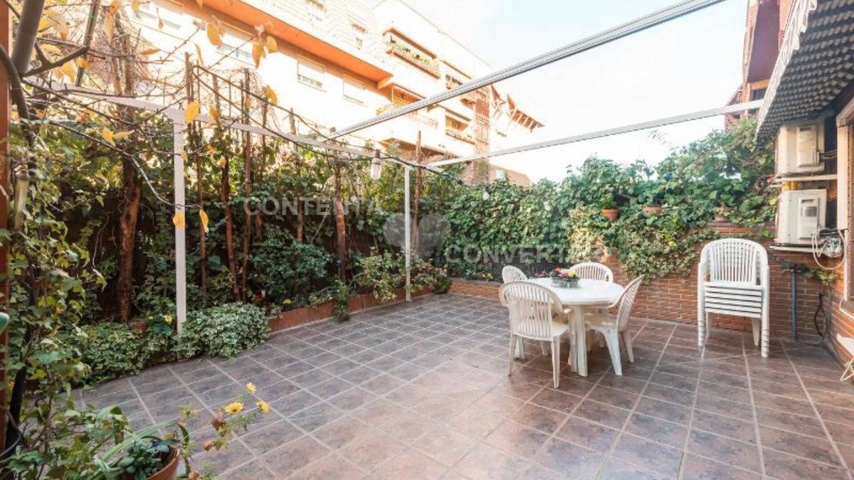 Barajas Apartment | MAGNIFICENT HOUSE WITH GARDEN IN MADRID 10 PAX - WIFICasa with garden VT353