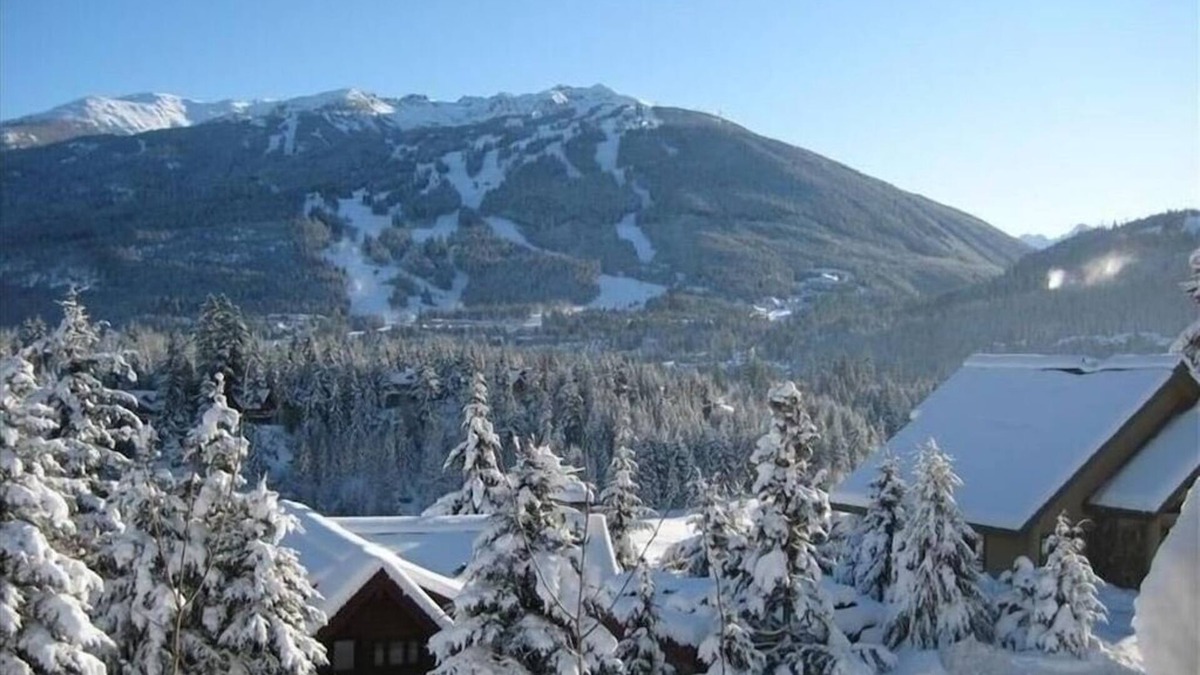 Blueberry Hill Ski Chalet | Magnificent Large 4.5 Bedroom Chalet with Spectacular Views SLEEPS 12