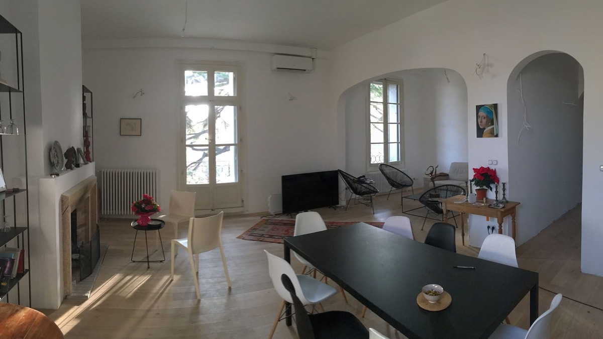 Les Arceaux Apartment | Magnificent living room and terrace overlooking the garden