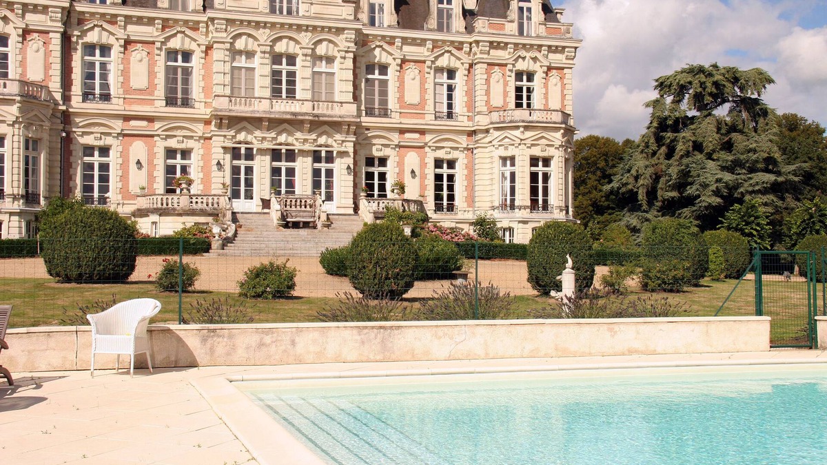 Bourg-dIre Other | Magnificent Louis XIII-style château in perfect condition