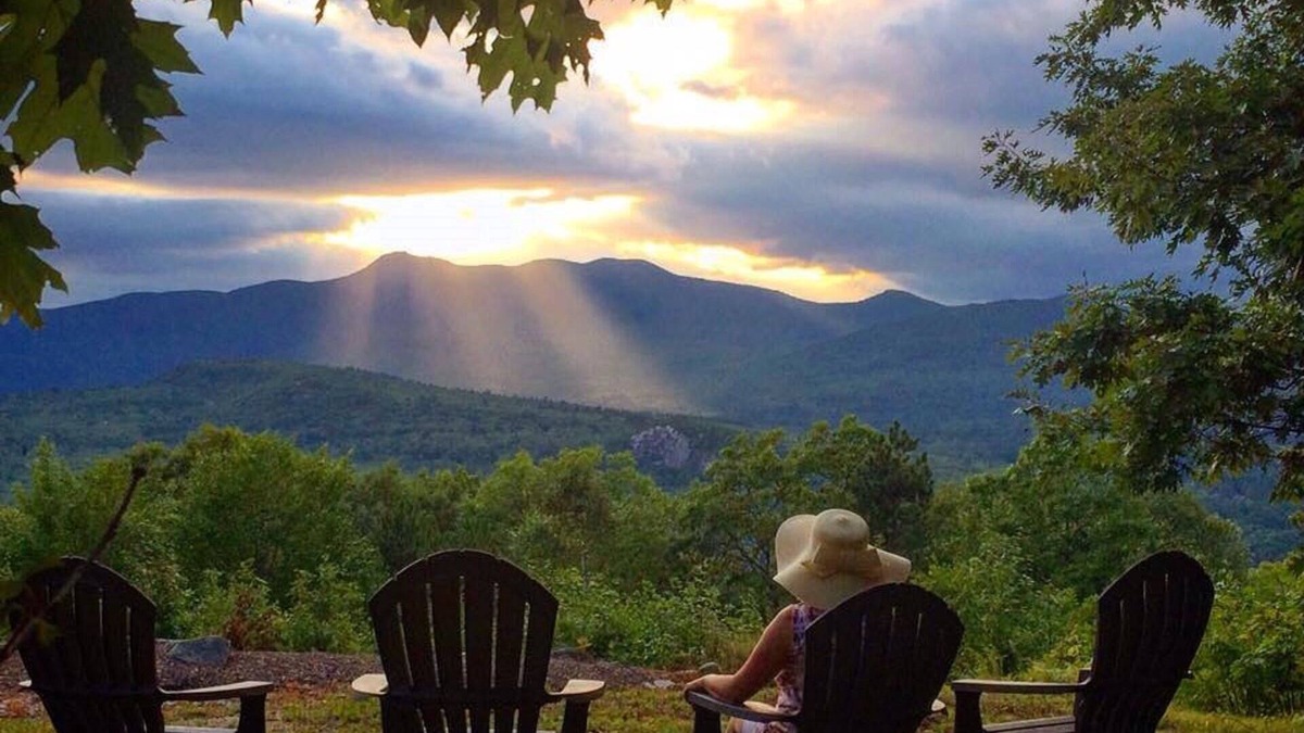 Madison House | Magnificent panoramic view of the mountain range! Best sunsets, sleeps 11!