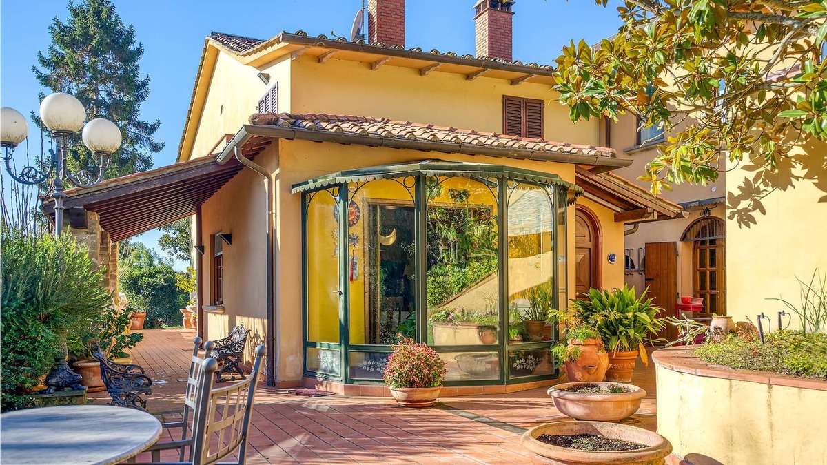 Puliciano House | Magnificent property with beautiful green garden.