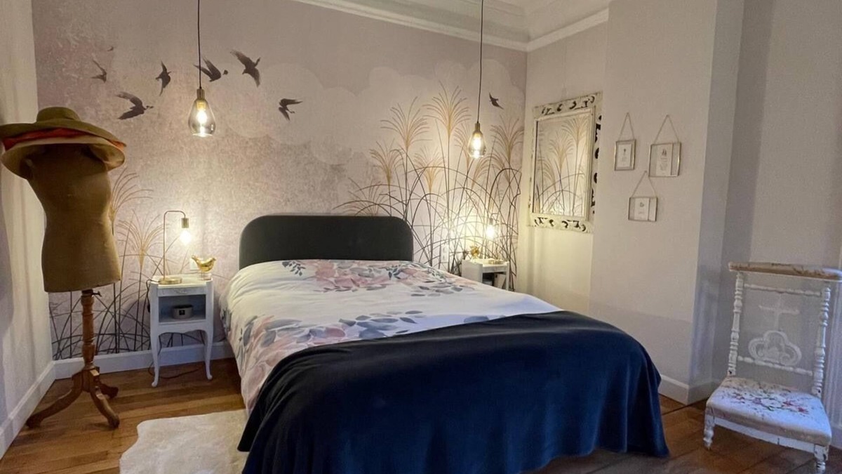 Yvre-l'Eveque Bed & Breakfast | Magnificent room in a castle at the gateway to the circuit