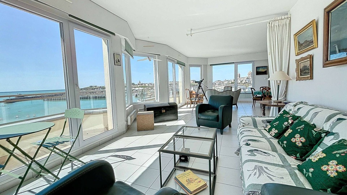 Granville Apartment | Magnificent seaside apartment with parking and Wi-Fi in Granville