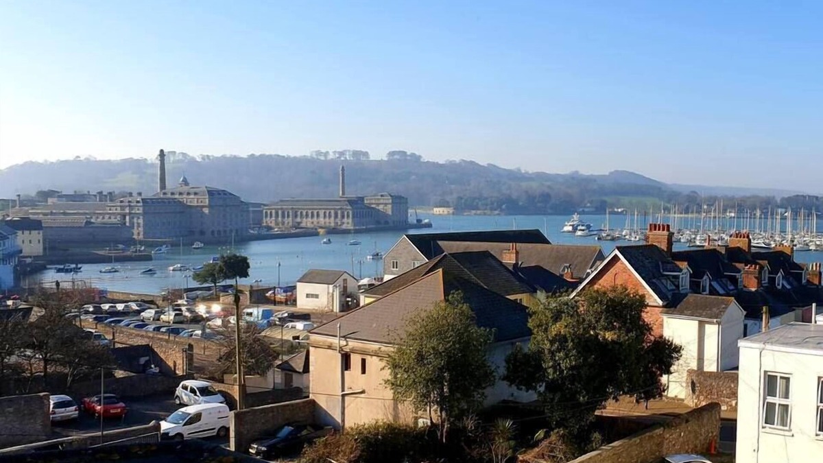 Plymouth Apartment | Magnificent views of Tamar and Rwy. Free Parking