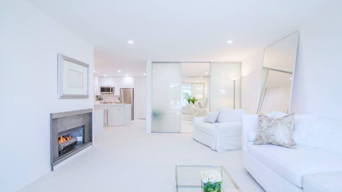 Sawtelle Condo | Magnificent Villa Blanca in the heart of Brentwood